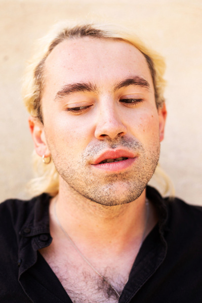 Portrait naturel d'un comédien en extérieur, style chaleureux et editorial – photographe à Toulouse
