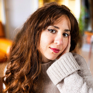 Portrait d'Ines Pochelu, photographe à Toulouse.