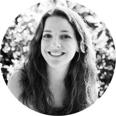 Portrait d’une cliente juste après sa séance photo, regard doux et sourire sincère – témoignage client pour Ines Pochelu, photographe à Toulouse