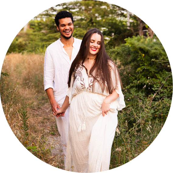 Portrait d’une cliente juste après sa séance photo en couple, regard doux et sourire sincère – témoignage client pour Ines Pochelu, photographe à Toulouse