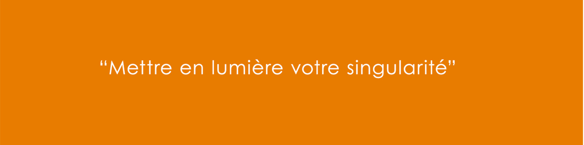Phrase écrite en blanc sur fond orange, qui décrit l'approche photographique de la photographe - Photographe à Toulouse