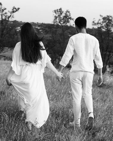 Couple se tenant par la main lors d'une séance photo en plein air, ambiance romantique – Photographe à Toulouse
