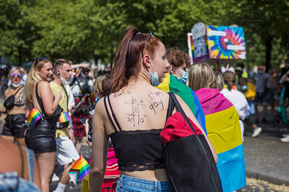 Girl with XO scribbles on skin during Christopher Street Day / Gay Pride Berlin 2021.
Frau mit XO-Kritzeleien auf der Haut beim Christopher Street Day / Gay Pride Berlin 2021.