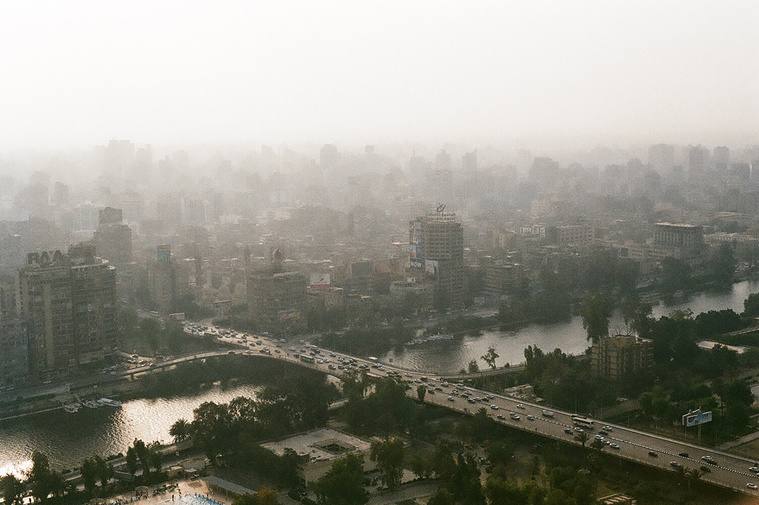 Analog photograph of hazey Cairo taken from the Cairo Tower in Zamalek.
Analoge Fotografie des benebelten Kairos, aufgenommen vom Cairo Tower in Zamalek.
