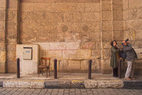 Tourists taking photos in Al-Moez Street in Cairo, Egypt.
Touristen machen Fotos in der Al-Moez-Straße in Kairo in Ägypten.