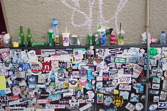 Hundreds of stickers and empty beer bottles during the Amsterdam Gay Pride in 2015.
Hunderte von Aufklebern und leeren Bierflaschen während der Amsterdam Gay Pride im Jahr 2015.