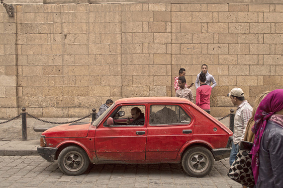 Street scene with red car in Al-Moez Street in Cairo, Egypt.
Straßenszene aus rotem Auto in der Al-Moez-Straße in Kairo, Ägypten.