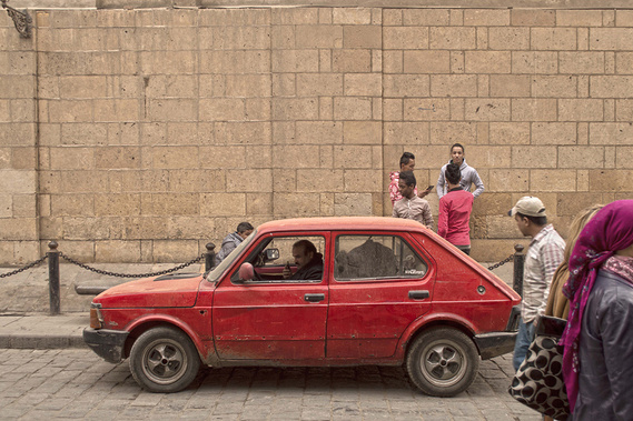 Street scene with red car in Al-Moez Street in Cairo, Egypt.
Straßenszene aus rotem Auto in der Al-Moez-Straße in Kairo, Ägypten.