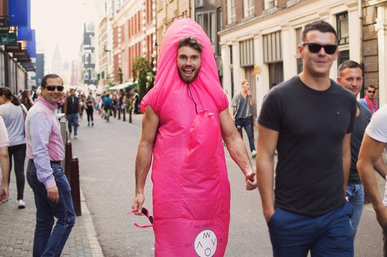 Good-humored man dressed in pink penis costume during the Amsterdam Gay Pride in 2015.
Ein gut gelaunter Mann in einem rosa Peniskostüm auf der Amsterdam Gay Pride 2015.