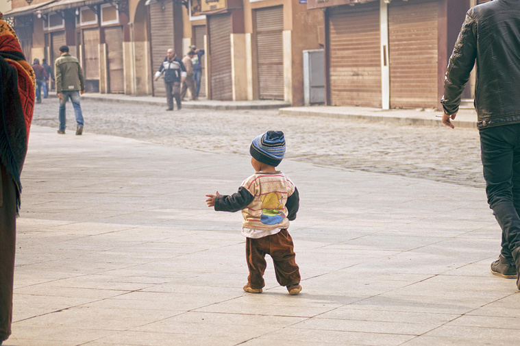 Street scene of child walking alone in Al-Moez Street in Cairo, Egypt.
Straßenszene aus einem Kindes, das allein in der Al-Moez-Straße in Kairo in Ägypten, spaziert.