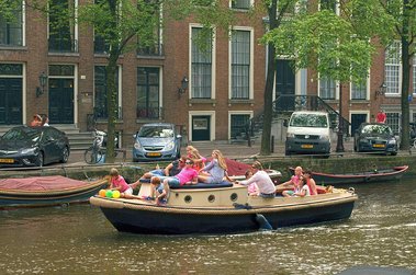 Boat driving through canal during the Amsterdam Gay Pride in 2015.
Ein Boot fährt während der Amsterdam Gay Pride in 2015 durch den Kanal.