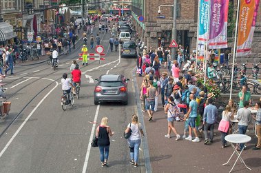Street scene during the Amsterdam Gay Pride in 2015.
Straßenszene auf der Amsterdam Gay Pride im Jahr 2015.