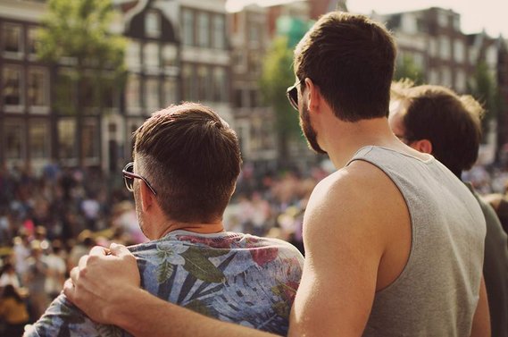 Same-sex couple watching the Canal Parade during Amsterdam's Gay Pride 2015.
Ein gleichgeschlechtliches Paar beobachtet die Kanalparade während der Gay Pride 2015 in Amsterdam.