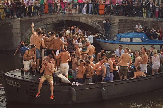 Boat full of male celebrators during Amsterdam Gay Pride / Canal Parade in 2015.
Boot voller männlicher Feiernder während der Amsterdamer Gay Pride / Canal Parade im Jahr 2015.