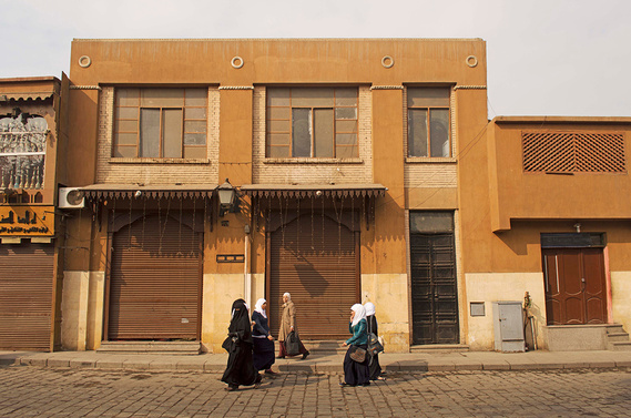Street scene of a group of girls passing in Al-Moez Street in Cairo, Egypt.
Straßenszene aus einer Gruppe von jungen kopftuchtragenden Frauen in der Al-Moez-Straße in Kairo, Ägypten.