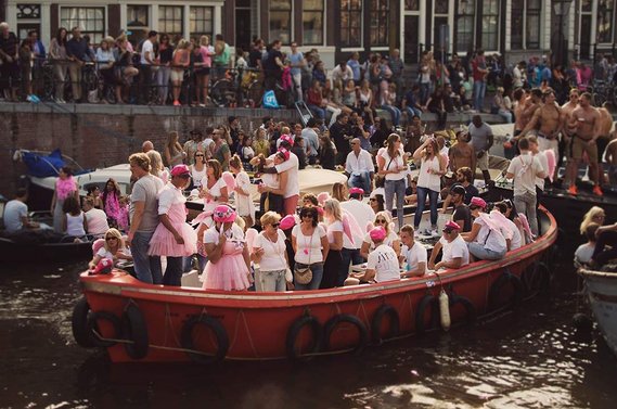 Boat full of female celebrators during Amsterdam Gay Pride / Canal Parade in 2015.
Ein Boot voller feiernder Frauen während der Amsterdamer Gay Pride / Canal Parade im Jahr 2015.