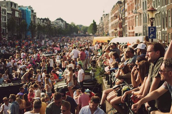 Big crowds of people attending the Amsterdam Gay Pride / Canal Parade in 2015.
Große Menschenmengen bei der Amsterdam Gay Pride / Canal Parade im Jahr 2015.