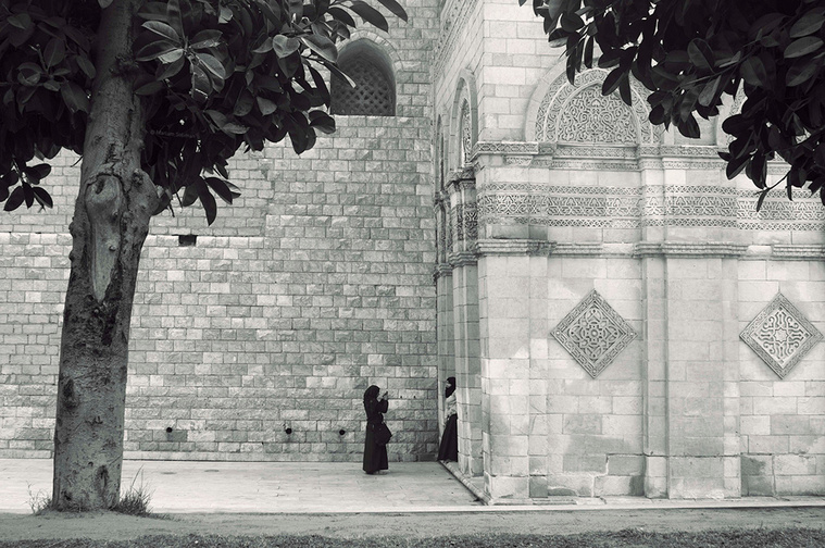 Scene of a couple of girls taking photos of each other in Al-Moez Street in Cairo, Egypt.
Szene aus zwei jungen Frauen, die sich in der Al-Moez-Straße in Kairo, Ägypten, gegenseitig fotografieren.