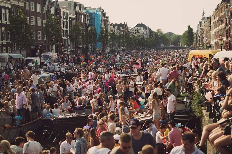 Thousands of people during Amsterdam Gay Pride / Canal Parade in 2015.
Tausende von Menschen während der Amsterdam Gay Pride / Canal Parade im Jahr 2015.
