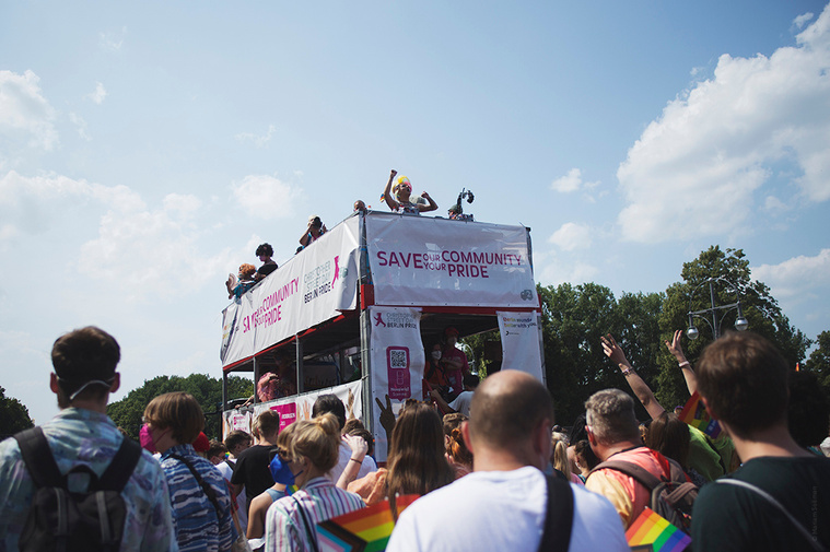 Float during Christopher Street Day / Gay Pride Berlin 2021.
Festwagen beim Christopher Street Day / Gay Pride Berlin 2021.