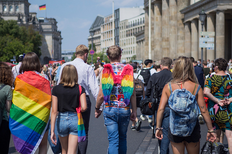 Protestor with rainbow wings at Christopher Street Day / Gay Pride Berlin 2021.
Demonstrant mit Regenbogenflügeln beim Christopher Street Day / Gay Pride Berlin 2021.