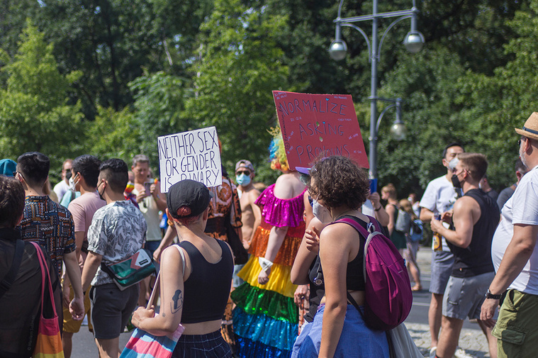 Two protestors holding up signs during Christopher Street Day / Gay Pride Berlin 2021.
Zwei Demonstrant:innen halten Schilder während des Christopher Street Day / Gay Pride Berlin 2021 hoch.