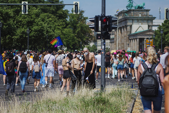 Three protestors with nude upper body at Christopher Street Day / Gay Pride Berlin 2021.
Drei Demonstrant:innen mit nacktem Oberkörper beim Christopher Street Day / Gay Pride Berlin 2021.