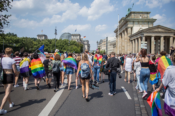 Colorful crowd walking towards Brandenburger Tor during Christopher Street Day / Gay Pride Berlin 2021.
Bunte Menschenmenge auf dem Weg zum Brandenburger Tor während des Christopher Street Day / Gay Pride Berlin 2021.