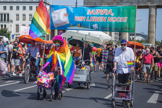 Colorful crowd walking towards Siegessäule during Christopher Street Day / Gay Pride Berlin 2021.
Bunte Menschenmenge auf dem Weg zur Siegessäule während des Christopher Street Day / Gay Pride Berlin 2021.