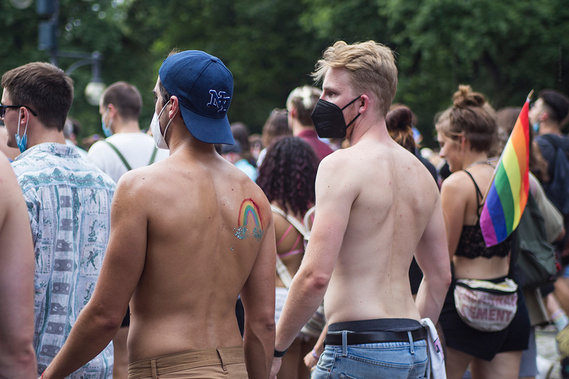 Same-sex couple marches towards Siegessäule during Christopher Street Day / Gay Pride Berlin 2021.
Gleichgeschlechtliches Paar marschiert während des Christopher Street Day / Gay Pride Berlin 2021 zur Siegessäule.
