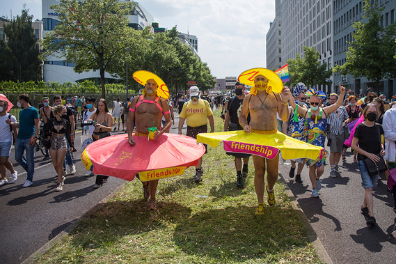 Colorful crowd during Christopher Street Day / Gay Pride Berlin 2021.
Bunte Menschenmenge beim Christopher Street Day / Gay Pride Berlin 2021.