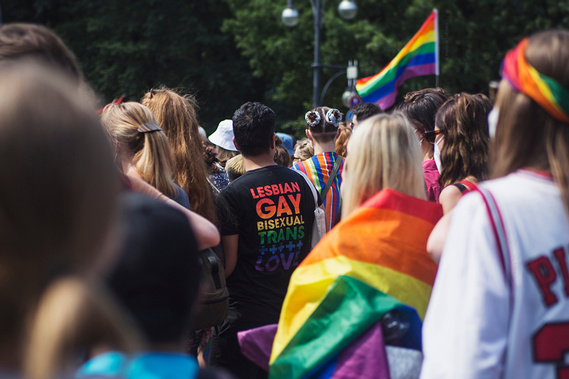 Protestor wearing rainbow-themed tshirt during Christopher Street Day / Gay Pride Berlin 2021. 
Ein Demonstrant trägt ein T-Shirt mit Regenbogentext während des Christopher Street Day / Gay Pride Berlin 2021.
