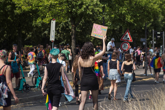 Girl holding up sign at Christopher Street Day / Gay Pride Berlin 2021.
Frau hält Schild beim Christopher Street Day / Gay Pride Berlin 2021 hoch.