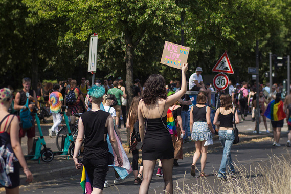 Girl holding up sign at Christopher Street Day / Gay Pride Berlin 2021.
Frau hält Schild beim Christopher Street Day / Gay Pride Berlin 2021 hoch.