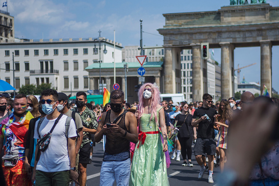 Colorful crowd walking towards Siegessäule  during Christopher Street Day / Gay Pride Berlin 2021.
Bunte Menschenmenge auf dem Weg zur Siegessäule während des Christopher Street Day / Gay Pride Berlin 2021.