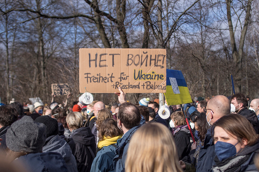 Schild mit dem Spruch нет войне auf der Friedensdemo gegen den Ukraine-Krieg in Berlin am 27.02. 