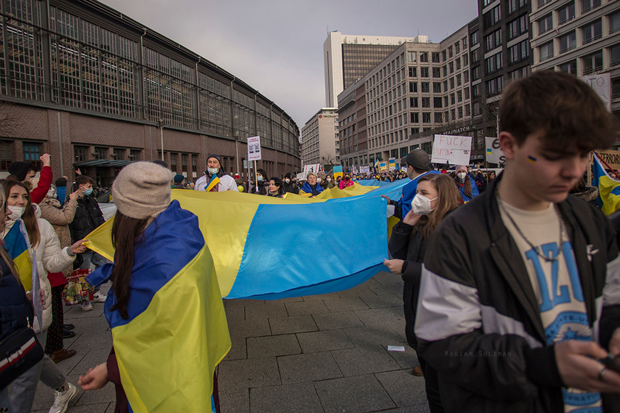 Ukrainische Demonstrierende auf Friedensdemo in Berlin