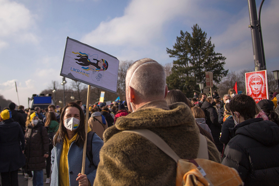 Symbolisches Schild zur Ukraine auf der Friedensdemo gegen den Ukraine-Krieg in Berlin am 27.02. 