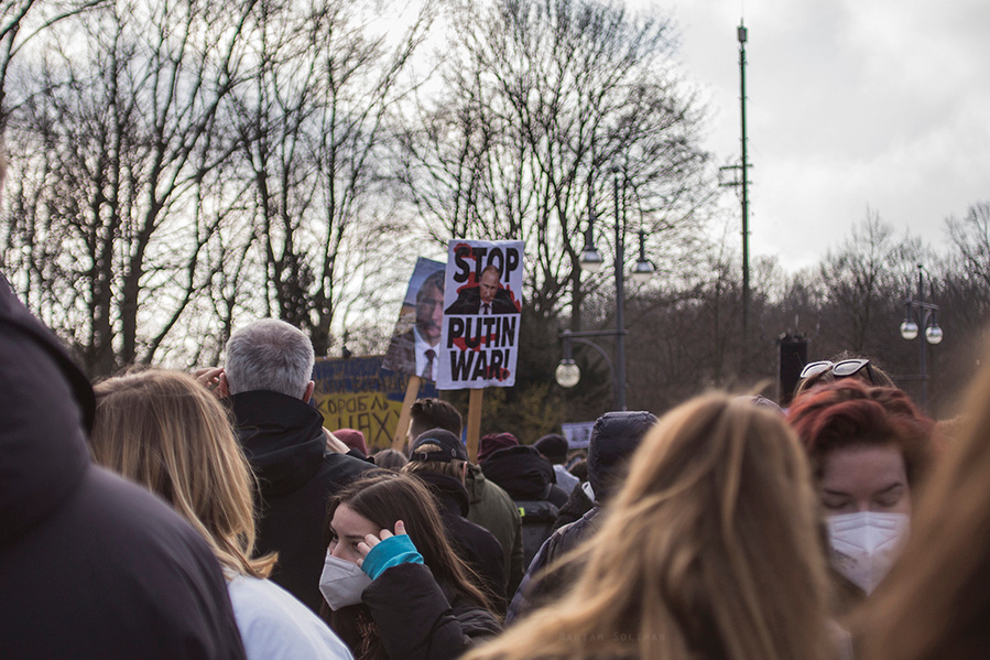 Anti Putin und Anti Krieg Schild auf der Friedensdemo gegen den Ukraine-Krieg in Berlin am 27.02. 
