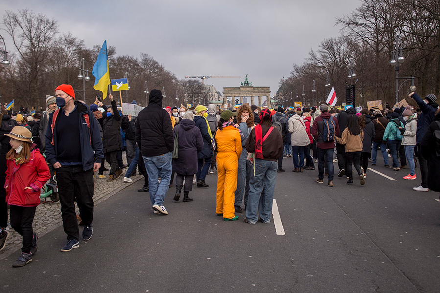 Demonstrierende in bunter Kleidung auf der Friedensdemo gegen den Ukraine-Krieg in Berlin am 27.02. 