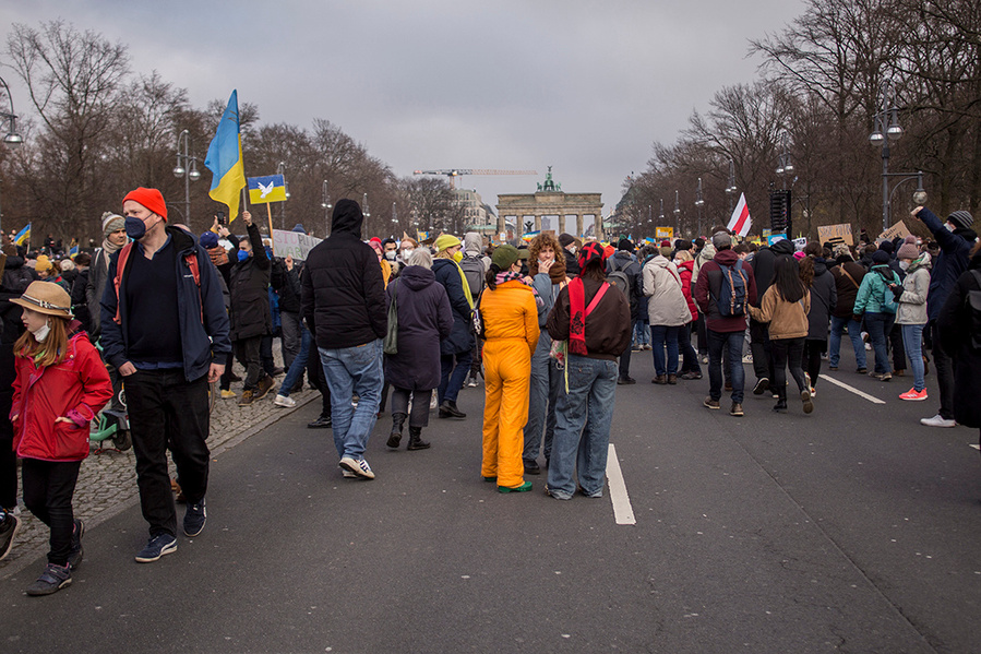 Demonstrierende in bunter Kleidung auf der Friedensdemo gegen den Ukraine-Krieg in Berlin am 27.02. 