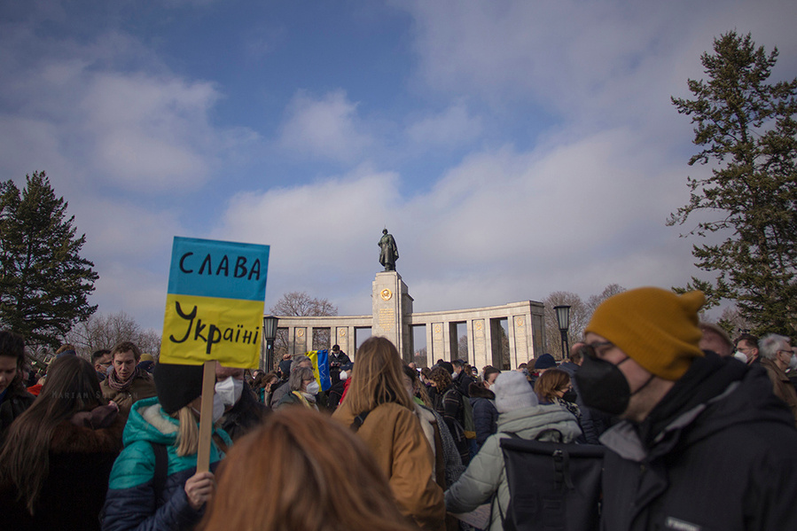 Demonstrierende auf der Friedensdemo gegen den Ukraine-Krieg in Berlin am 27.02. 