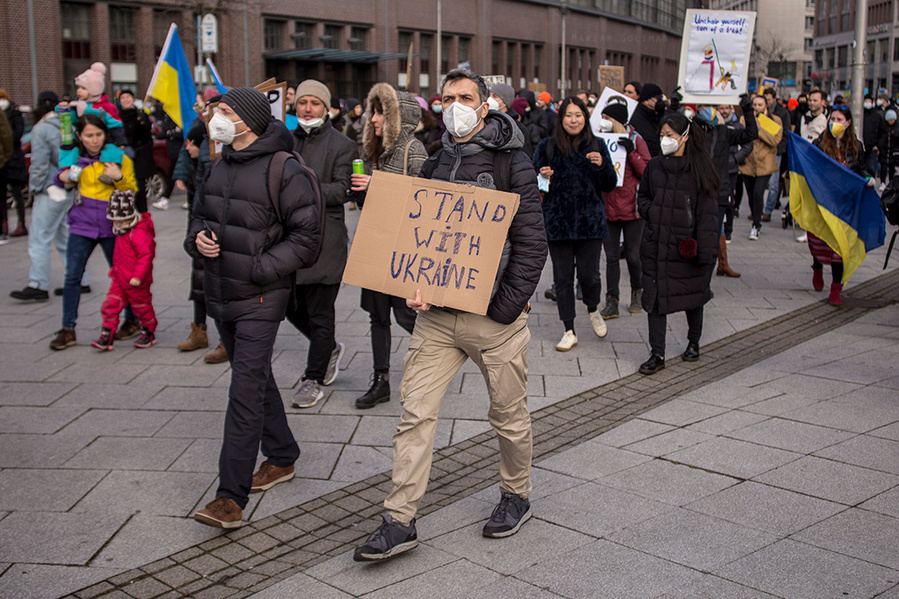 Stand with Ukraine Schild auf Friedensdemo gegen Ukraine-Krieg in Berlin am 27.02. 
