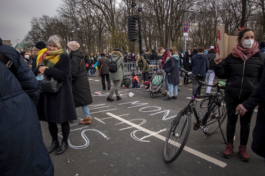 Kinder bemalen Straße mit Anti Putin Sprüchen auf der Friedensdemo gegen den Ukraine-Krieg in Berlin am 27.02. 