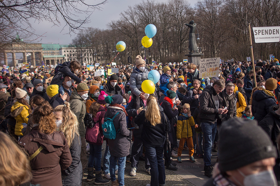 Demonstrierende mit Kindern und blauen und gelben Ballons auf der Friedensdemo gegen den Ukraine-Krieg in Berlin am 27.02. 