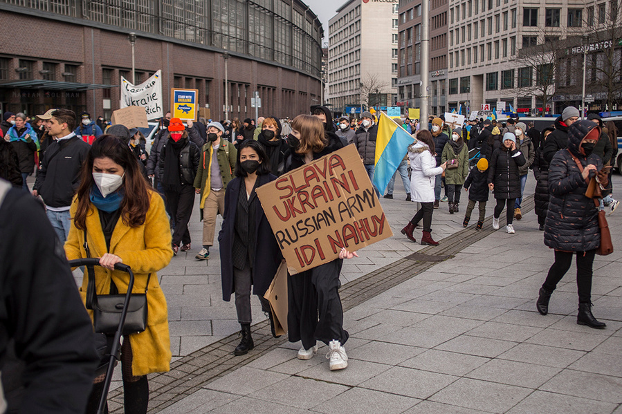 Anti Russland Schild auf Friedensdemo gegen Ukraine-Krieg in Berlin am 27.02. bei Friedrichstraße