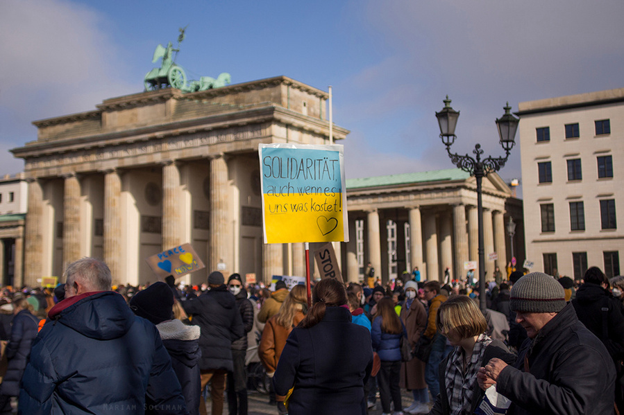 Demonstrantin zeigt Solidarität auf der Friedensdemo gegen den Ukraine-Krieg in Berlin am 27.02.