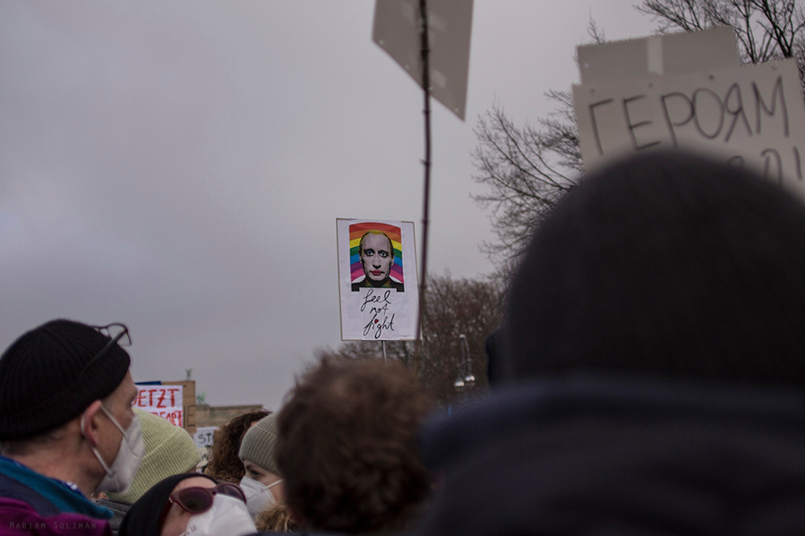 Satirisches Putin Schild auf der Friedensdemo gegen den Ukraine-Krieg in Berlin am 27.02. 