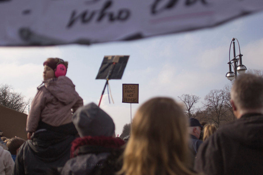 Send Arms Not Prayers Schild auf der Friedensdemo gegen den Ukraine-Krieg in Berlin am 27.02. 