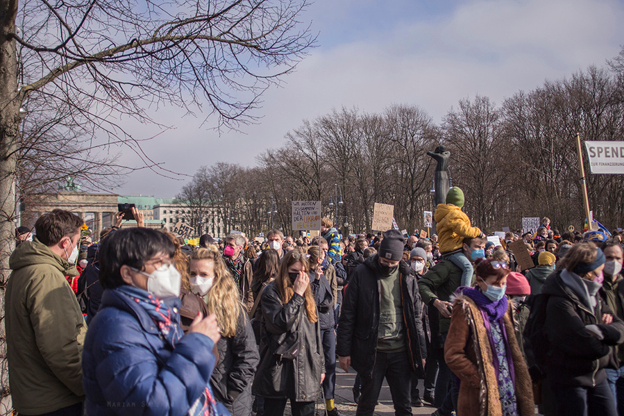 Demonstrierende auf der Friedensdemo gegen den Ukraine-Krieg in Berlin am 27.02. 